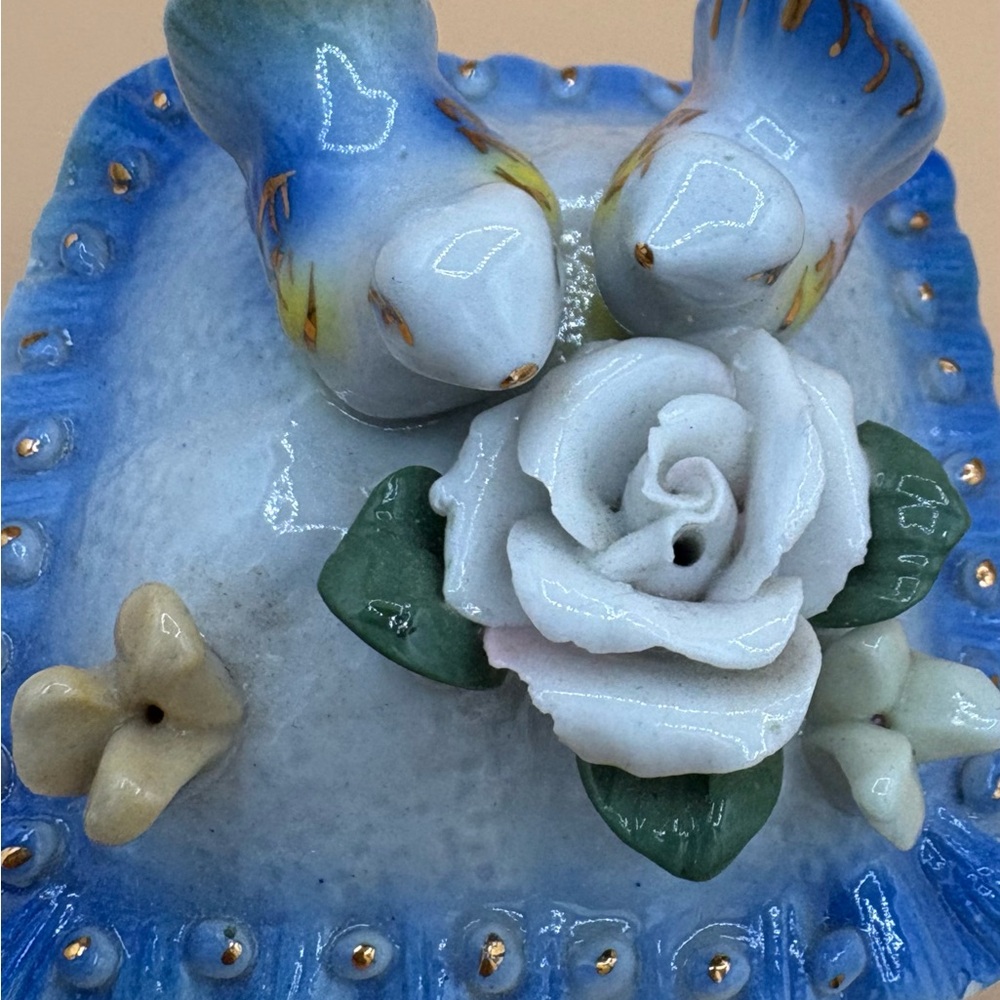 VtgBlue and White porcelain Love Birds and flowers with gold accent trinket box